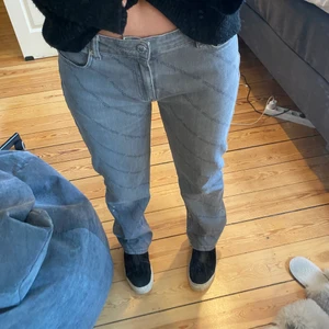 Raka Axel arigato jeans - Tänkte köra en intressekonflikt på mina älskade jeans från Axel Arigato som tyvärr inte kommer till så mycket användning. De är låga i midjan och raka i benen. Jag är 1,65 och tycker att de är liiite korta på mig när jag sitter ner. De är i storlek 27 i herrstorlek men sitter som mellan en 36/38 på mig som vanligtvis har stl 36 i jeans. Vet inte riktigt vad de är köpte för då de köptes för några år sedan men skulle gissa på att de köptes för ca 1700kr. Bra skick trots användning!☺️☺️