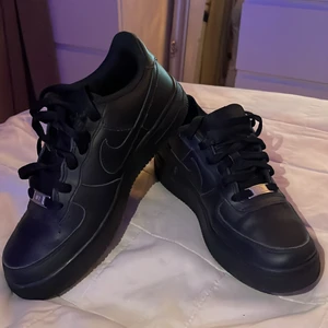 Airforce 1 07 black - Nyskick och knappt använda. Säljer pga att jag har ett par till i en större storlek då dessa blev var små. Sköna och cleana skor som passar till allt! Skriv för fler bilder😚 Pris kan diskuteras!!