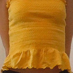 Kappahl gult linne strl 140 - Gult linne strl 140, aldrig använt. Säljer tröjan för att den kmr it till användning.  Köparen står för frakt 