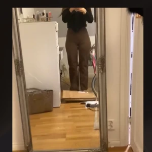 Bershka bruna flared jenas  - Säljer dessa slutsålda berska jeans, använda 2 ggr med inga defekter. Köpta på Zalando för 500kr