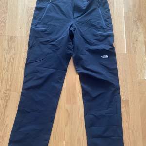 Endast provade, storlek 34! Modellen ”men’s exploration trousers” nypris 799kr, säljes för 500kr+frakt