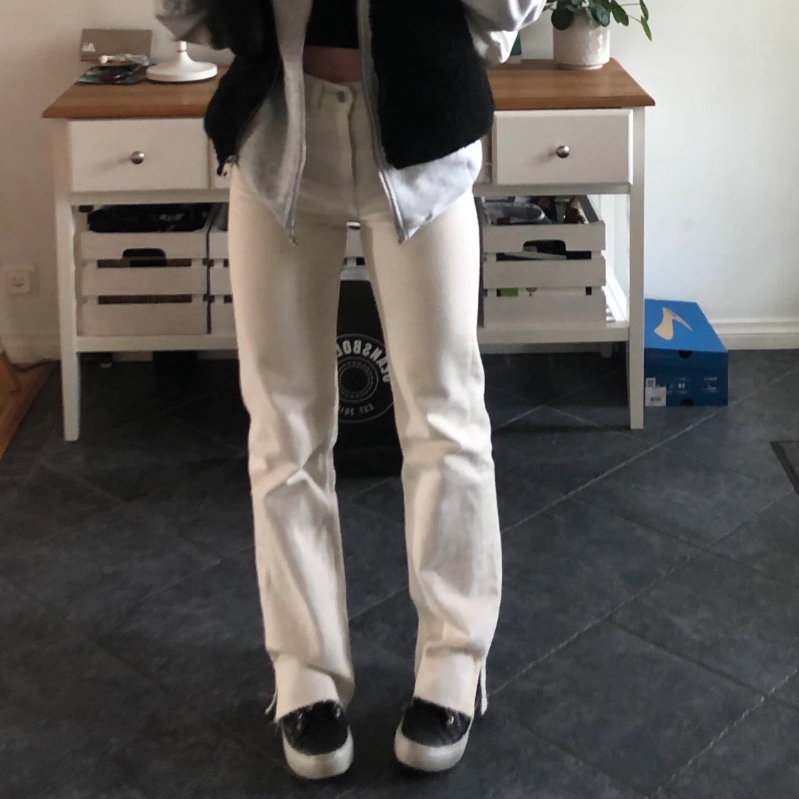 Beiga jeans med slit