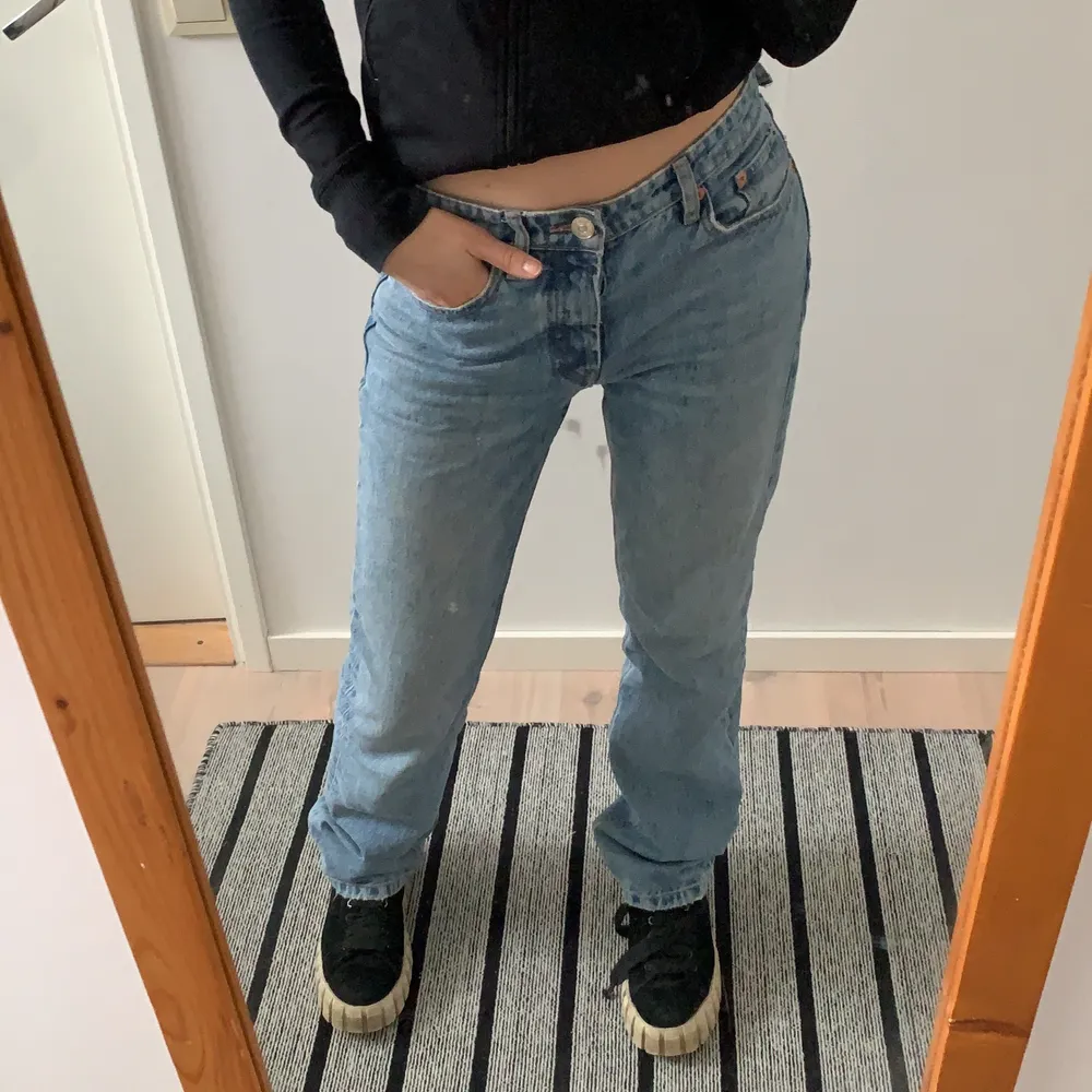 Säljer nu mina supersnygga jeans från Zara! Dem är i strl 36 och sitter perfekt! Dem är mid-waist och raka💕💕. Jeans & Byxor.