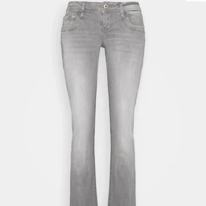 Jeans - Säljer dessa super snygga lågmidjade jeansen från zalando!!💗 som är i nyskick endast använda en gång, säljer då jag jag för många jeans och dom inte kommer till användning! Kontakta för fler bilder eller om du är intresserad💗
