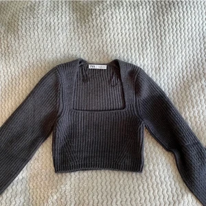 Stickad tröja - Säljer denna gråa stickade tröja från Zara i storlek S då den inte kommer till användning. Den är aldrig använd och är slutsåld. Lånad bild! Köp direkt för 350+frakt