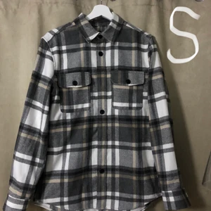 H&M jacka med rutigt mönster. - Denna jacka är använd ett fåtal gånger och köpt på H&M. Den är storlek S och passar bra på någon som är 170-180cm.