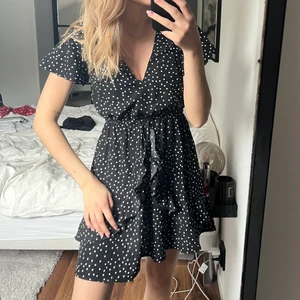 Klänning från Princess Polly - Säljer denna klänningen från Princess Polly då den tyvärr inte kommer till användning! Endast använd ett fåtal gånger🤍 Frakt tillkommer på 48 kr!