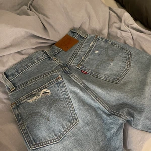 Jeans Levis - Blå slitna jeans från Levis, limited edition. Köpta på NK ca 2 år sedan, säljer pga för små