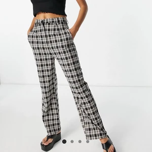 Kostymbyxor  - Kostymbyxor från asos i storlek 38, använda ett fåtal gånger. Skriv gärna privat för egna bilder☺️ nypris 350kr  