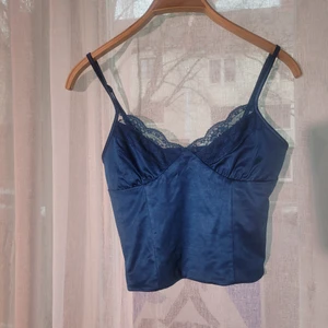 Satin linne - Populärt linne från bikbok, använt en gång, säljer eftersom det är för litet, passar på någon me b eller a-kupa 