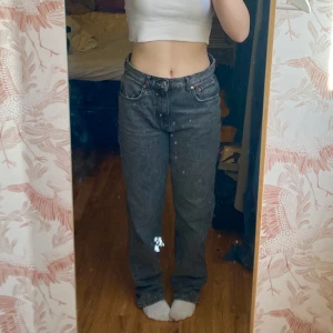 grå jeans - jättefina jeans i modellen 90s high waist från gina tricot, men som ni ser sitter de inte jättehögt upp. tog en storlek större i dessa så de kunde sitta lite lägre ner och mer baggy. 