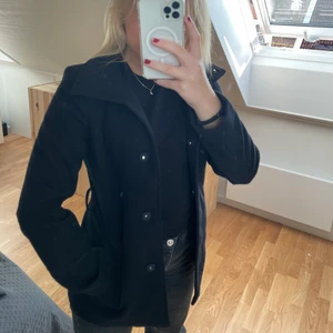 Kort kappa  - Svart kort kappa från H&M i storlek 34. Väldigt bra skick, och sparsamt använd. Lite högre krage med knappar hela vägen upp. 