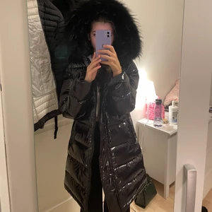 Glansig jacka - Super fin jacka säljer då den inte kommer till någon användning. Äkta päls köpte från vivanilla för ett år sen orginalpris:3000. Jackan har inga hål eller sorts skador då jag har använt den Väldigt få gånger. För mer info hör gärna av dig!