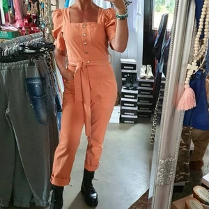 Love forever jumpsuit i jeans - En assnygg jeansdräkt från märket Love Forever. Helt ny med lapp kvar! Står storlek M, men Är ner en strl XS-S 34-36