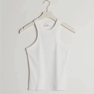 Vit topp - Säljer min superfina vita topp från ginatricot då den ej kommer till användning. Använd fåtals gånger så den är i jötte fint skick! Den är väldigt stretchig i storleken så den passar ganska många storlekar skulle jag säga.  Köparen står för frakt💕 