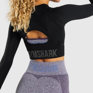 Gymshark topp  - Säljer min crop top från gymshark. Modell är flex och är i färgen black/charcoal. Använd ett 10 tal gånger. 