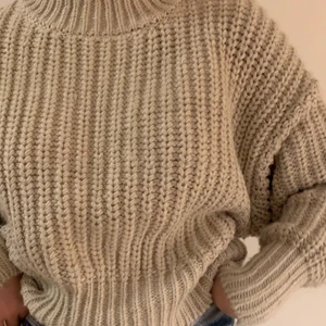 Beige stickad tröja - Stickad tröja från hm, säljer eftersom den inte kommit till användning. Använd 1 eller 2 gånger så är i bra skick. Pris kan diskuteras