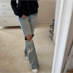 Lågmidjade jeans - Intressekoll på dessa jättefina jeans!! Midjemått rakt över 41cm, har klippt dom så dom passar ngn runt 160-164, lånade bilder!!❤️