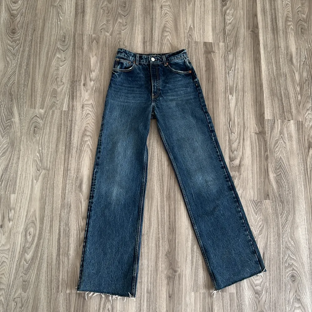 Jeans från zara i nytt skick, använda 1 gång, marinblåa, st 38, . Jeans & Byxor.