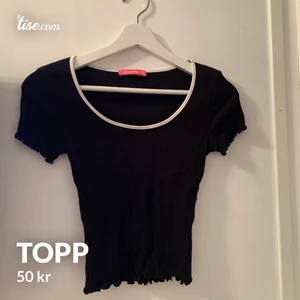 Topp - Svart ribbad topp med vit urringning i storlek S, 50kr + ev frakt eller bud! 
