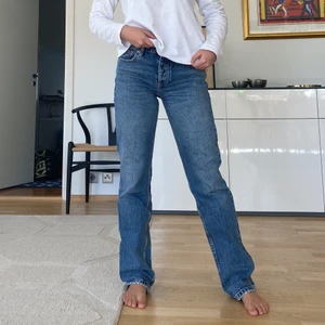 ZARA JEANS - Hej! Säljer dem klassiska Mid Rise straight jeansen från Zara! Dem är i super bra skick då jag inte använt dem så mycket. Säljer då dem är lite för långa för mig. Storlek 36, men skulle säga att dem passar 34-38 beroende på hur man vill att dem sitter. Super snygga till våren! Tveka inte att höra av er om ni har frågor❤️