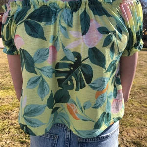 Blus storlek xs - Detta plagg kommer från Gina tricot, stretchigt material, andvänd 1 gång.