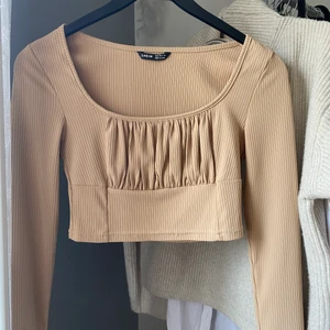 Beige topp - Fin långärmad topp, knappt använd, nyskick 