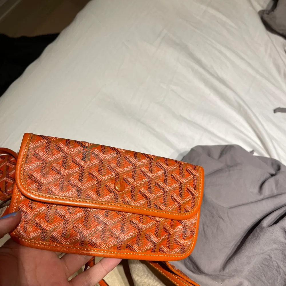 Kollar intresset på min super coola Goyard väska i färgen orange. Den är i storlek Pm (alltså den lilla). Väldigt eftertraktade och snygga väskor! Säljer då den tyvärr inte kommer till användningen. Köpt på the vintage bar i år för 12 000 och är därav givetvis äkta. Väskan är i bra  skick förutom skavanker i hörnen som man kan se på sista bilden. . Väskor.