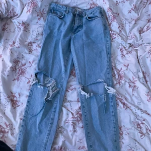 Jeans - Ett par ljus blåa jeans som är för stora för mig. Köpte för 699 men säljer för 150.