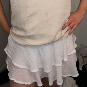 Volangkjol - Vit volangkjol knappt använd❤️