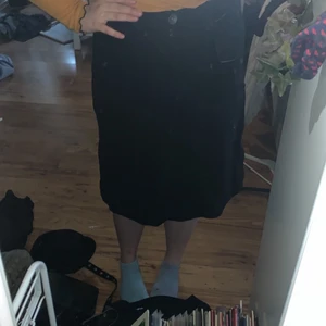 Lång svart pinestripped kjol - Svart långkjol med vita pinstripes. Bättre bilder skickas vid intresse