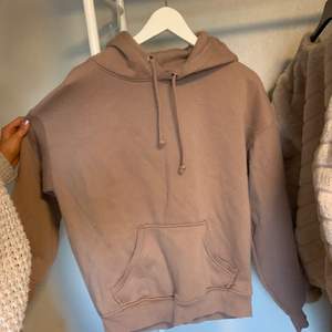 Brun hoodie från bikbok i st s. Säljer för 190kr