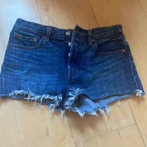 Levis shorts  - Super snygga shorts från Levis i en mörk färg  