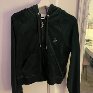 Grön juicy tröja - säljer min mörk gröna juicy tröja, använd pårikrigt 3 gånger så den är exakt som ny. jättebra skick och är i storlek L. 