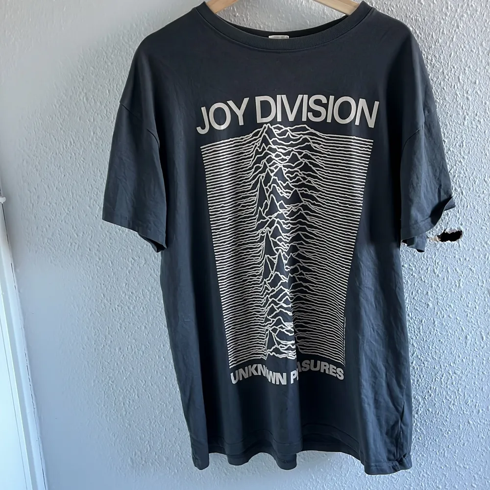 En oversized Joy division T-shirt i mycket bra skick, frakt ingår i priset . T-shirts.