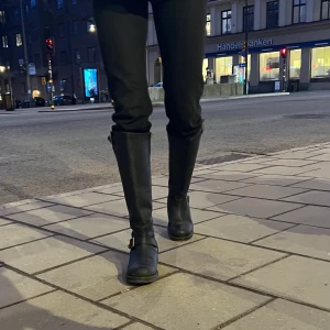 Johnny Bulls - Höga Johnny Bulls,  Bikerstövel i skinn. Nypris 2100. Använda ett fåtal gånger så i bra skick! 