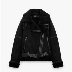 Zara jacka - Säljer denna superfina zara jackan då den ej kommer till användning. Köptes i december och är använd Max 4 ggr så den är i superfint skick. Säljer för 500 och nypris är 849. Köparen står för frakt!💕