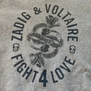 Zadig & Voltaire tröja - Super fin grå Zadig tröja. Använd ca 1 gång. Super bra sick. Säljs eftersom den inte kommer till användning. Priset kan sälvklart diskuteras✨