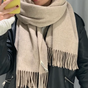 Halsduk Acne Studios - Halsduk i ull från Acne Studios, köpt för ca 3 år sedan. Ord. pris 1 100kr - säljer för 400kr. Finns ett litet hål i mitten på halsduken (ca 5 mm stort). Därav priset. 🤍🤍