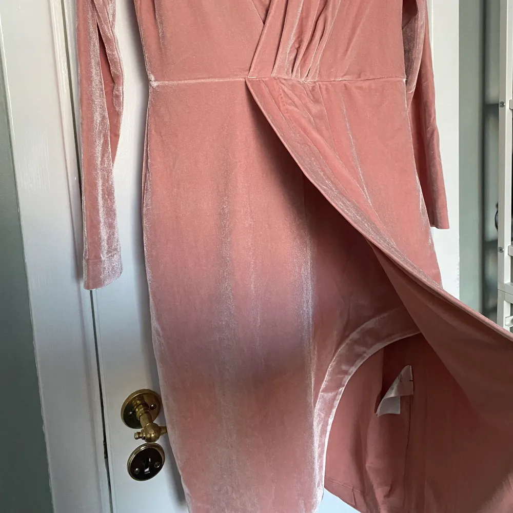 Supersnygg rosa sammet klänning från H&M Premium. Härlig blå färg, som skiftar i ljuset. Använd bara en gång och nyskick. Storlek 38 som är M. . Klänningar.