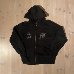 Rhinestone zip-up hoodie - En sample hoodie från märket smileystar alltså väldigt ovanlig. Storlek M passar L också om man dragit ner dragkedjan. Skick: 8/10 nån sten har ramlat av.