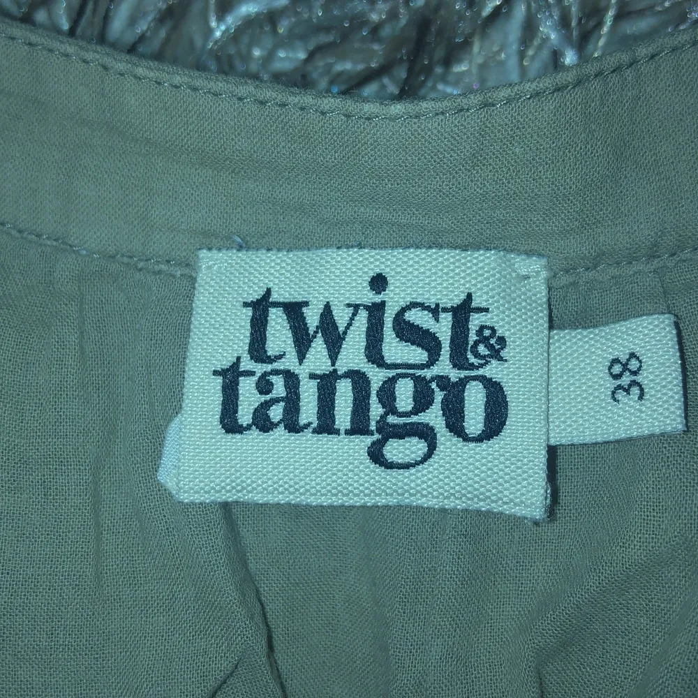 En grön blus i strl 38. Den kommer ifrån Twist&Tango. Om du har fler frågor är det bara att kontakta mig:) . Blusar.