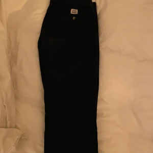 Manchester byxor  - Säljer dessa manchester byxor , oklar storlek då de är köpta från beyond retro men ungefär 30/34 💗