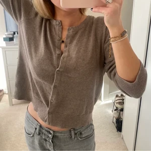 Finstickad kofta från H&M💋💋 - Säljer min finstickad kofta från h&m köpt i somras. Säljs pga ingen användning längre💘💘