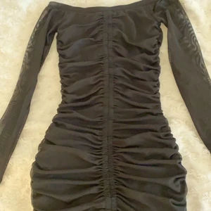 Svart klänning  - En jätte fin svart tight klänning från bikbok, köpt för 399 säljer för 350, har aldrig rört den men prislappen är av, säljer pga jag vänta för länge me att använda den så den blev för liten 💕🌸