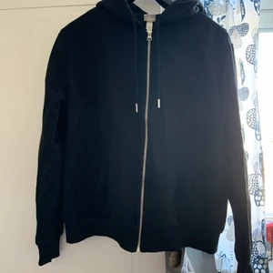 H&M Svart Hoodie strl L - Skit snygg oversized hoodie som jag säljer! Har bara använt den 2 gånger och den så gott som ny🤍