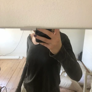 Zadig & voltaire tröja - Säljer nu min skitsnygga tröja från Zadig voltaire med en grittrig dödskalle som motiv på ryggen. Använd ett par gånger men i perfekt skick 