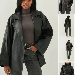 Skinnjacka - Säljer denna skinnjacka från Nakd. Knappt använd, nypris ca 900kr. Frakten kostar 66 bältet finns ej med