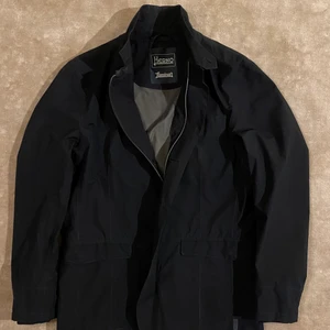 Herno Laminar GORE-TEX - Regnjacka från Herno i Gore-tex material. Använd få gånger och mest dammat i garderoben. Mörkblå/ svart Nypris ca 4000. Storlek 48