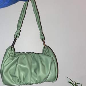 Fin grön väska, säljes pga att jag alltid har så mycket grejer med mig så rymms ej. Väskan är perfekt för när man till exempel ska ut o inte behöver så mkt💚💚💚